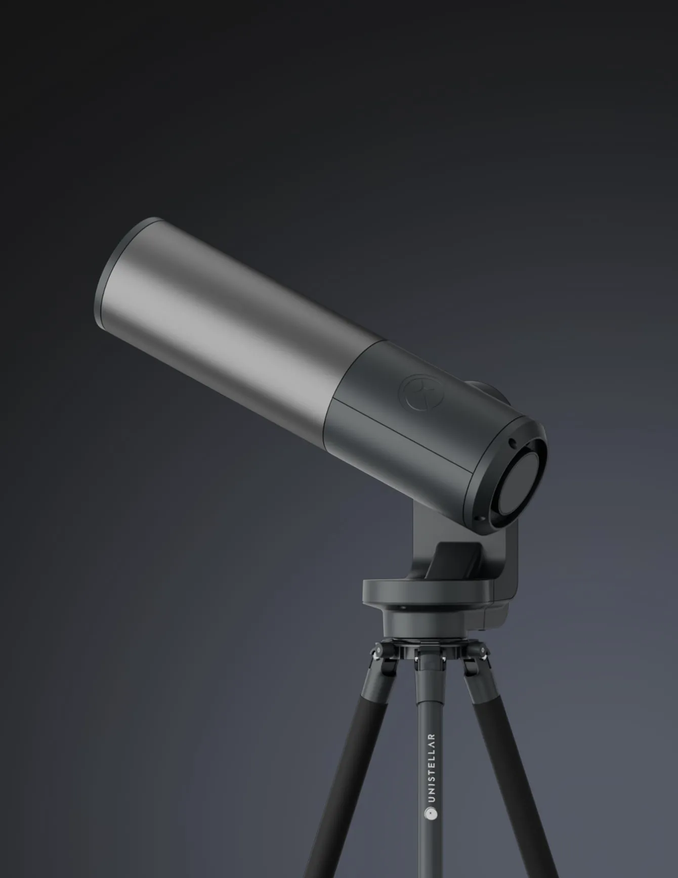 L'eQuinox 2 in posizione di osservazione, tubo inclinato verso il cielo, su uno sfondo di studio grigio antracite.