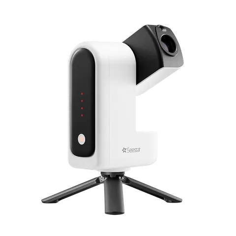 Le Seestar S30 Pro de trois quarts sur son trépied noir. Le corps est blanc, quatre témoins rouges s'alignent sur le panneau avant et le tube optique noir est relevé vers la droite.