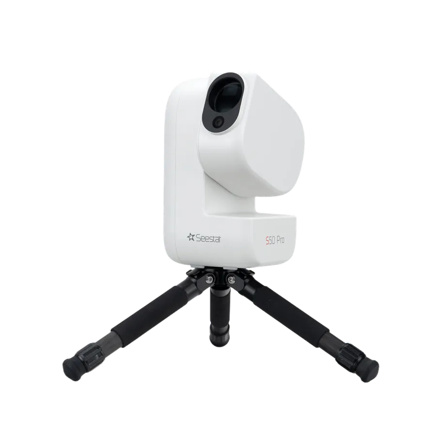 Le Seestar S50 Pro vu de trois quarts arrière, tube relevé au-dessus du corps blanc.