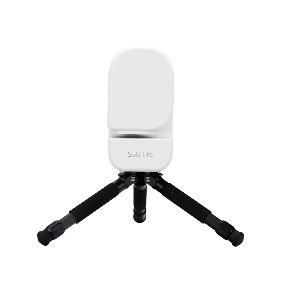 Le Seestar S50 Pro vu de dos sur son trépied. Le marquage S50 Pro est imprimé sur le socle blanc.