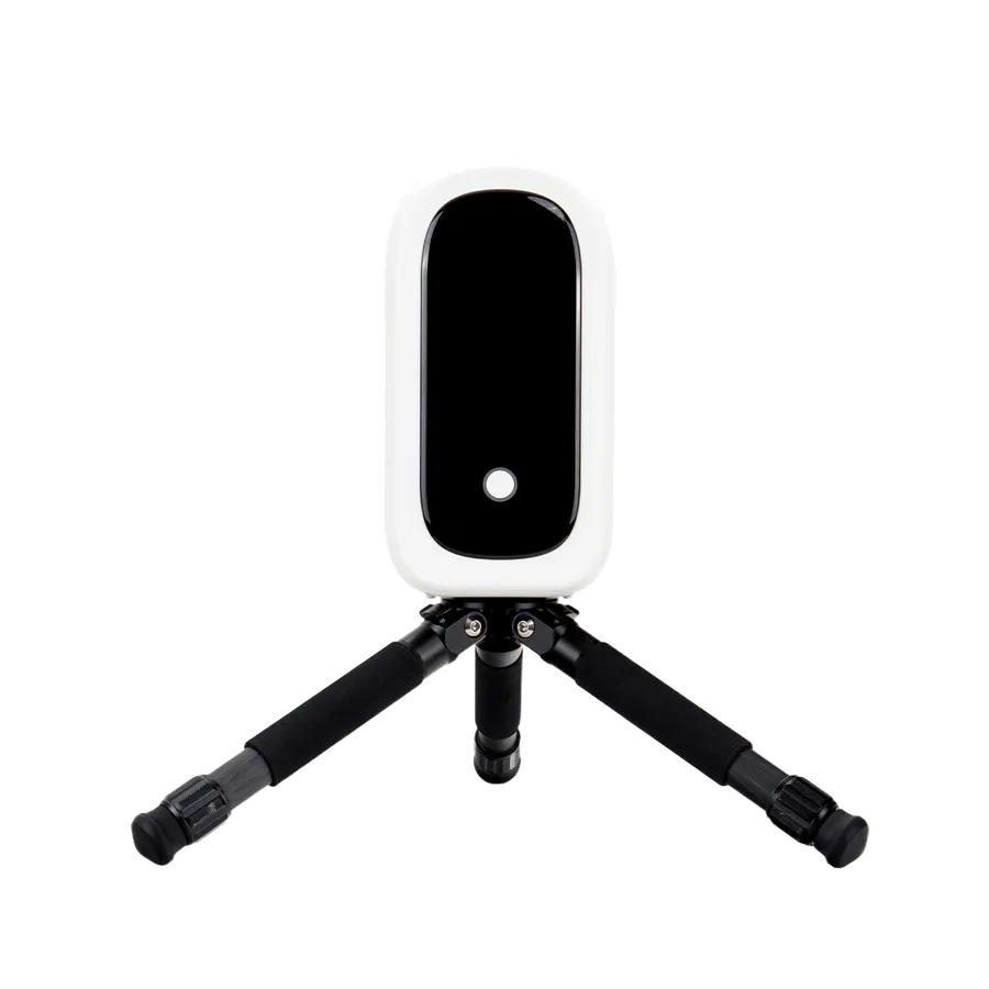 Le Seestar S50 Pro vu de face, replié sur son trépied. Un panneau noir ovale occupe la façade, avec le bouton d'allumage blanc.